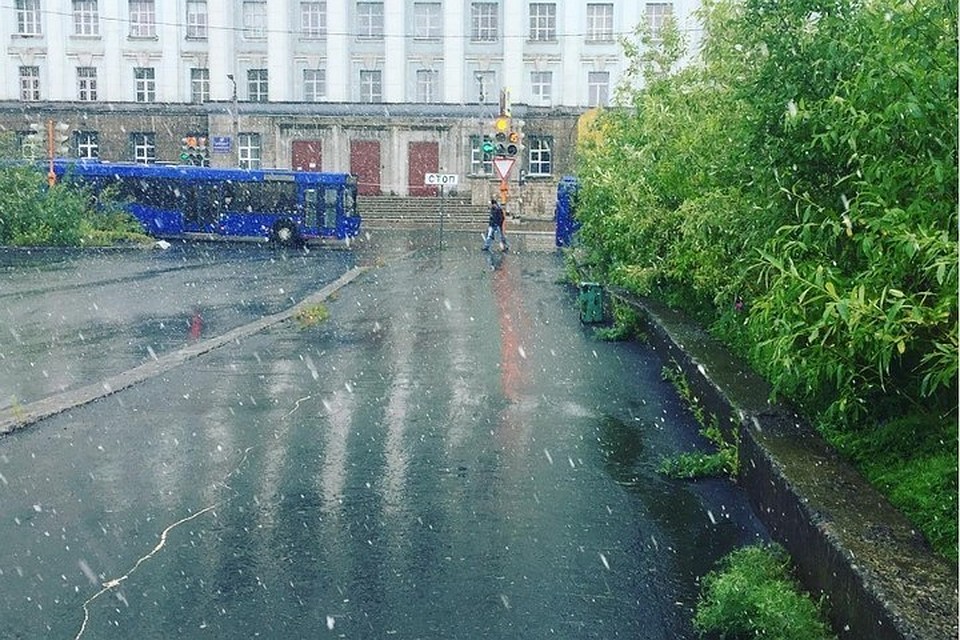 «Снег в июле? Это нормально»: норильчане выкладывают в соцсети фото и видео выпавшего снега. Фото: соцсети