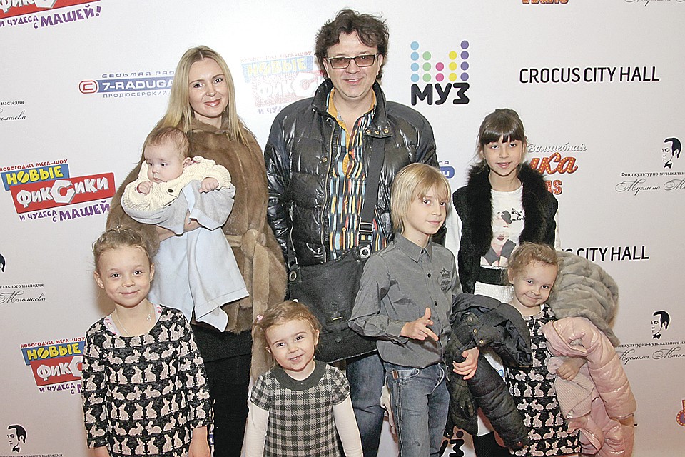 Рома Жуков с семьей во время одного из выходов в свет. Декабрь 2015 года.