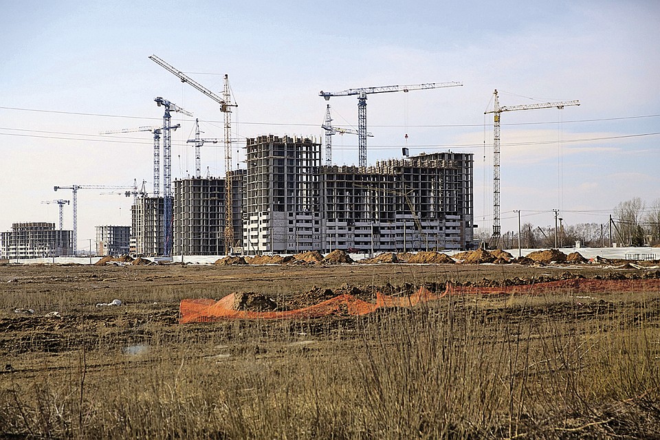 Еще недавно застройщик мог продавать квартиры в одной многоэтажке, а строил на эти деньги другую. Теперь такой возможности не будет. Фото: Минстрой России