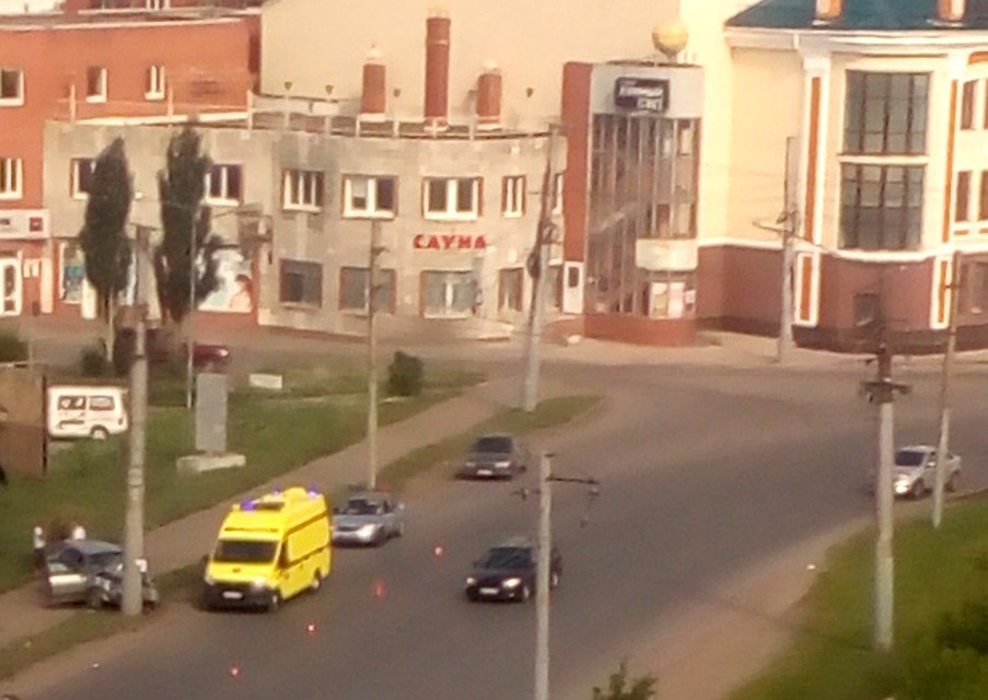 В салоне машины было полно людей.