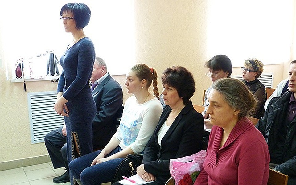 На фото слева направо обвиняемые: Чикишев, Чикишева, Тищенко, Анисимова, Артеменкова