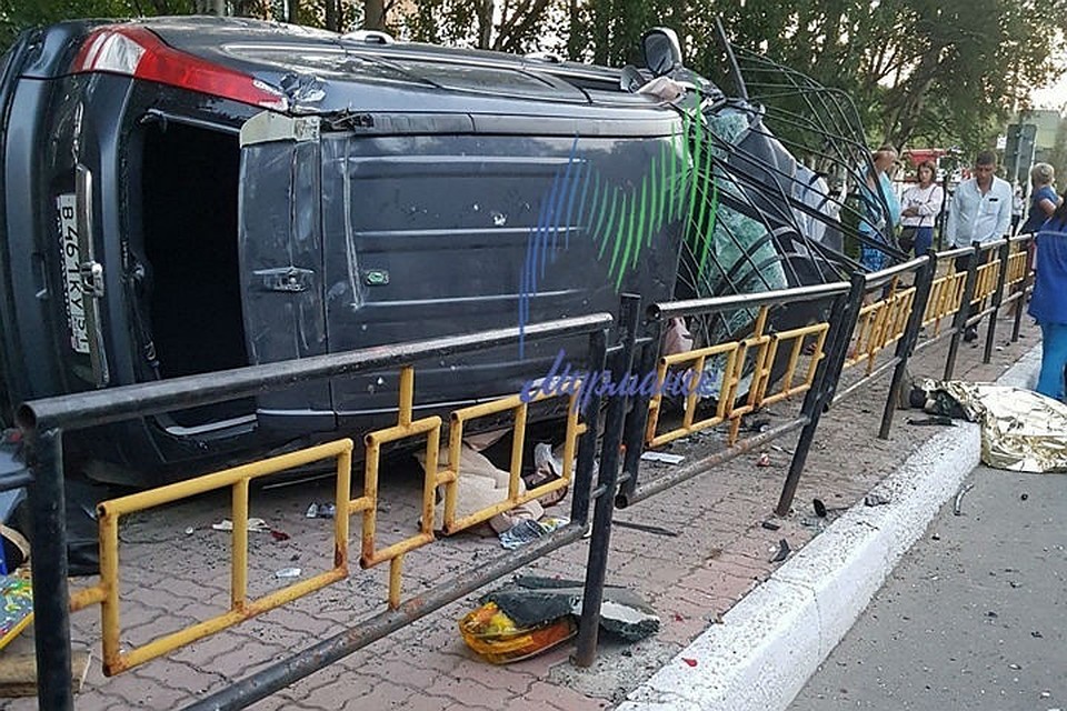 Иномарку выкинуло к пешеходной зоне. Фото: группа "Мурманск"
