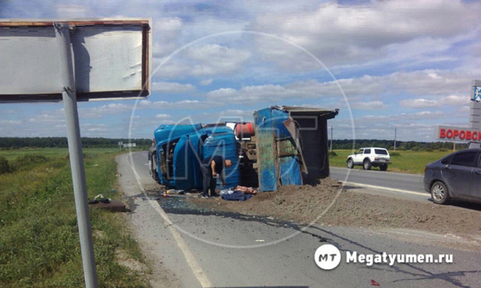 На трассе Тюмень-Омск перевернулся грузовик с песком