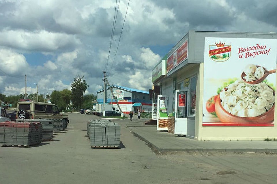 Магазин (справа), из-за которого разгорелись страсти.