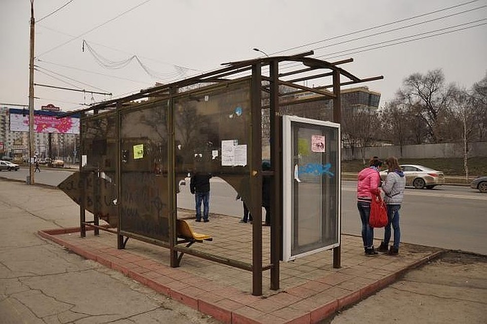 В городе почти не осталось целых остановок общественного транспорта