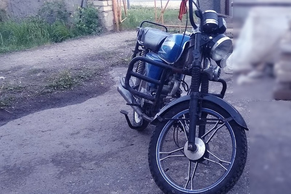 Мотоциклист врезался в бетонные блоки