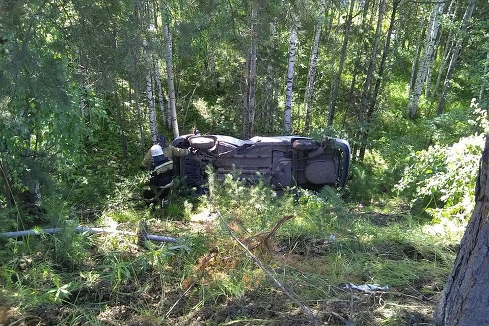 Под Лесосибирском дорожные рабочие обнаружили искореженную иномарку с погибшим водителем. Фото: "ЧП Лесосибирск"