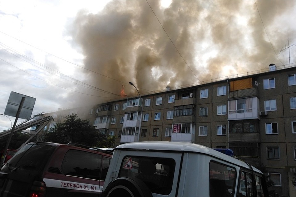 Горит крыша жилого дома на улице Красной, 16