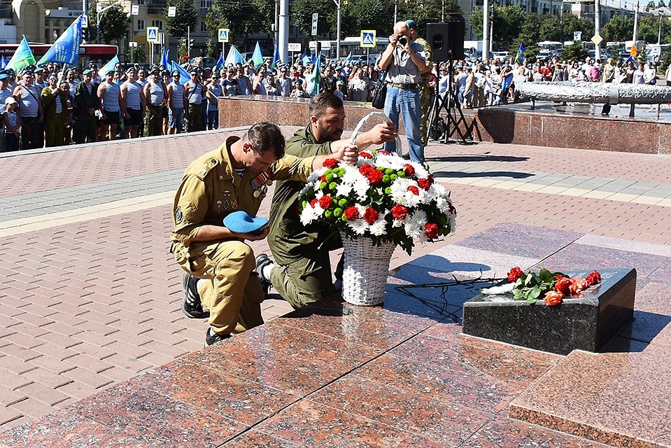 Собравшиеся почтили память погибших солдат минутой молчания