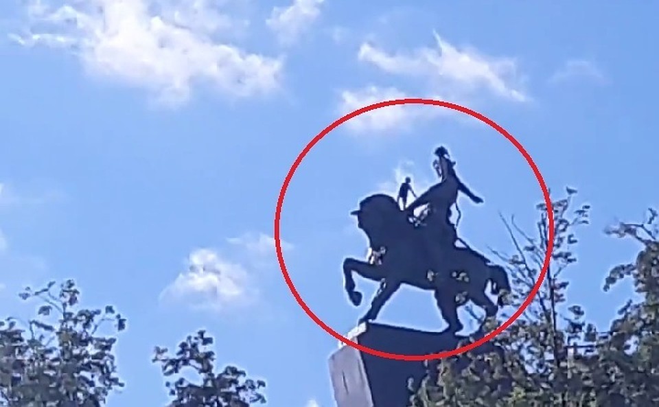 В Уфе трое смельчаков залезли на памятник Салавату Юлаеву