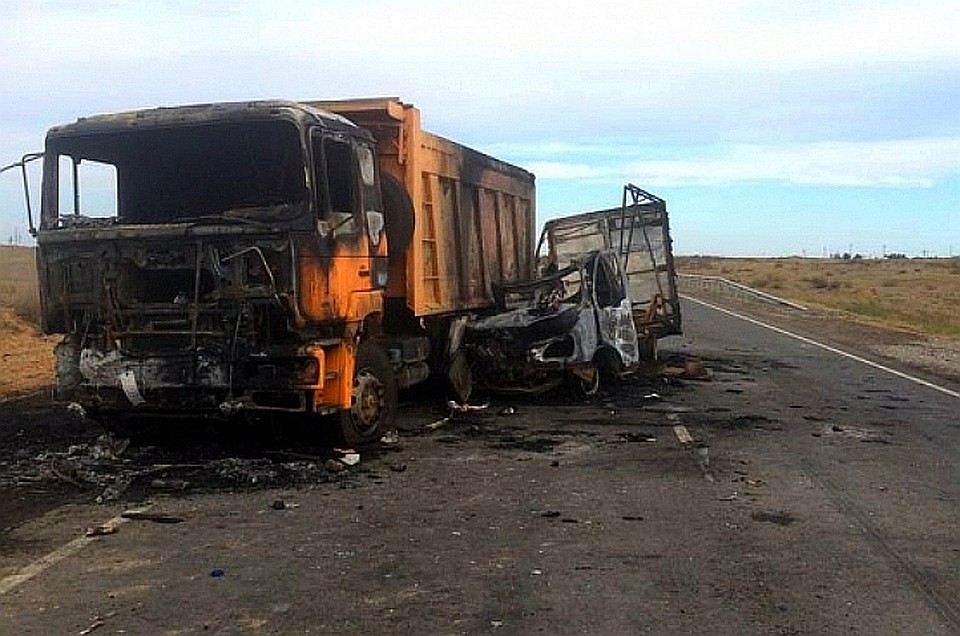 Оба грузовика полностью выгорели. Фото: УМВД России по Астраханской области