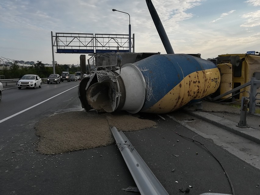 Водитель выжил. Фото: "ДТП и ЧП | Санкт-Петербург" ВКонтакте