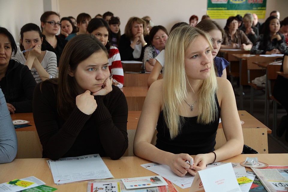 Студентам и школьникам из Иркутской области продлили льготы на проезд в электричках.