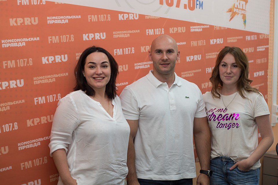 Марина Мирлачева, ведущая программы, Павел Кожушков, директор сервисного центра "АГОС-АВТО" и Виктория Гребнева, путешественница