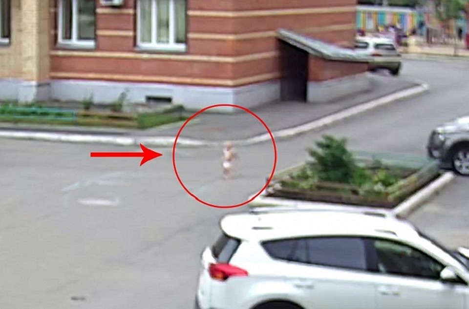 На видео можно наблюдать, как ребенок в одном памперсе бежит по двору. Фото Вологда.рф