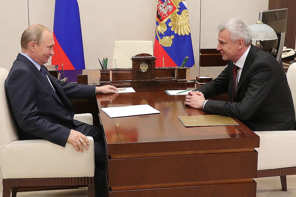 Президент РФ Владимир Путин и временно исполняющий обязанности губернатора Магаданской области Сергей Носов во встречи в Ново-Огарево. ФОТО Михаил Климентьев/пресс-служба президента РФ/ТАСС