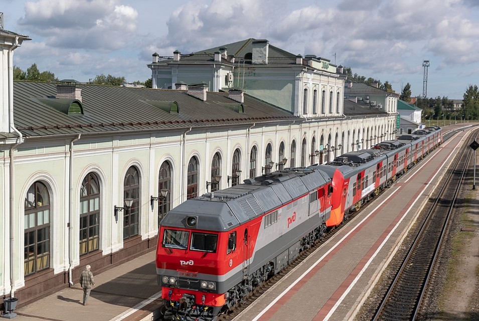 Первый электропоезд из Санкт-Петербурга в Пскове встречали с оркестром.