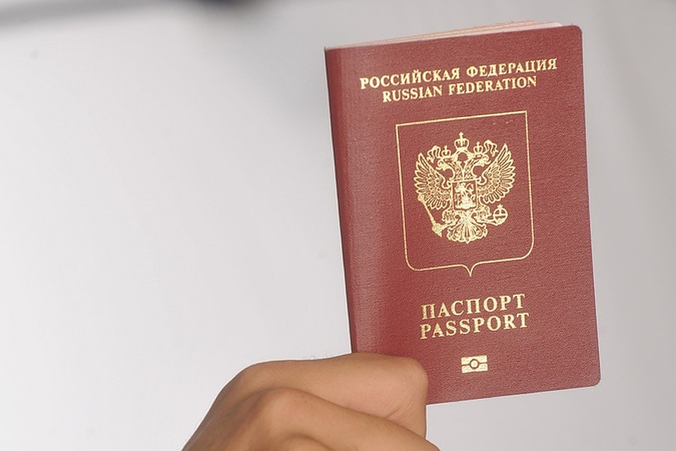 В этом году в Челябинской области выдали уже 36 тысяч заграничных паспортов нового поколения. Фото: Владимир ВЕЛЕНГУРИН.