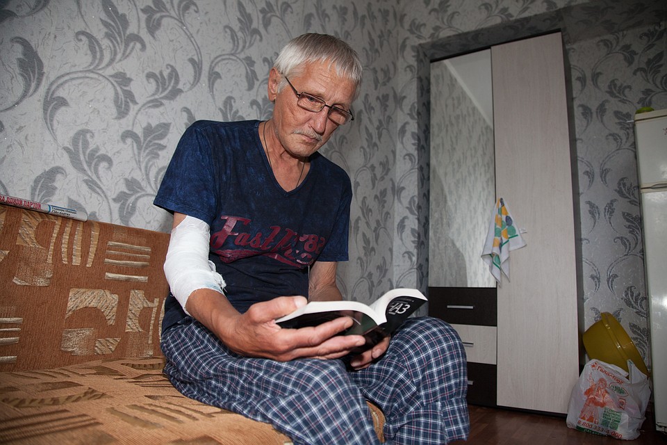 Дядя Толя не знает, как высказать благодарность спасительнице.