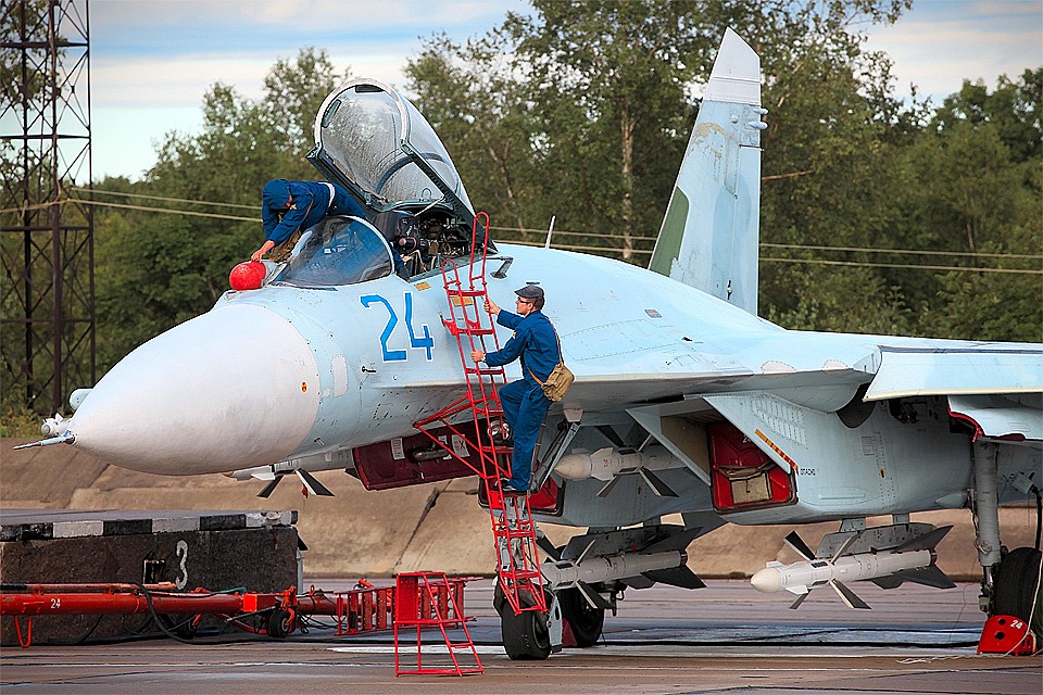 Авиатехники обслуживают самолет Су-35С перед вылетом.