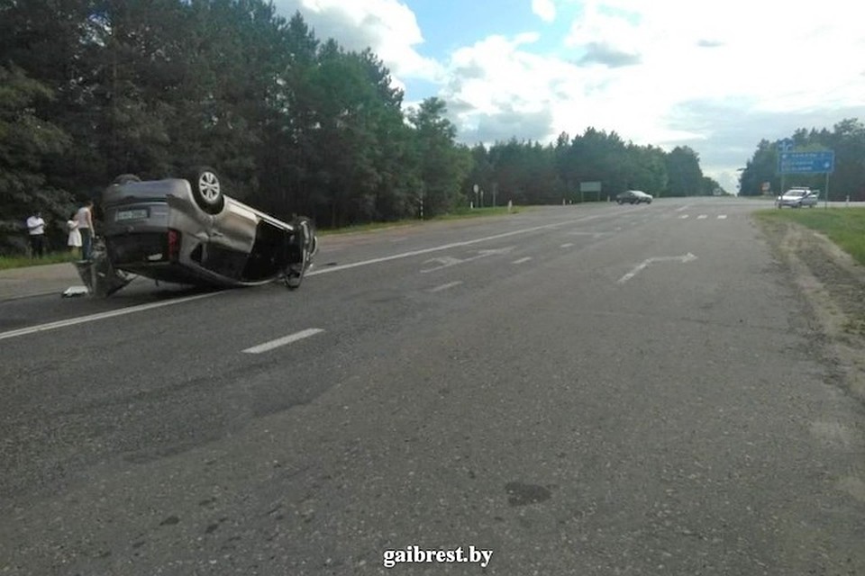 В Ивацевичском районе в результате ДТП перевернулся автомобиль, пострадали гражданин Китая и житель Березы. Фото ГАИ УВД Брестского облисполкома