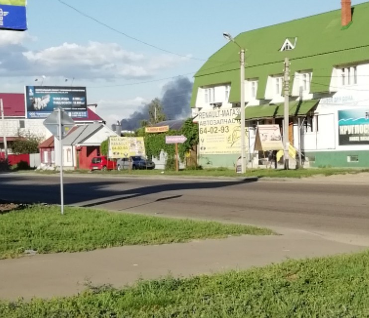 Пожарные еще не успели приехать на место, а тамбовчане уже стали выкладывать в соцсетях фото с просьбой сообщить им, что именно горит. Фото: vk.com/tambovmoy.
