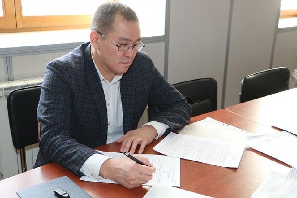 За своё поведение он уже исключен из списка кандидатов в народные депутаты Якутии шестого созыва