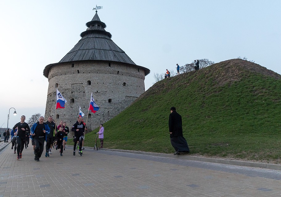 Спортсмены пробегут около трёх километров по историческому центру Пскова.