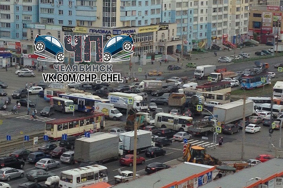 Светофор отключился на пересечении пр. Победы и ул. Чичерина. Фото: группа «ЧП | ДТП Челябинск»/vk.com