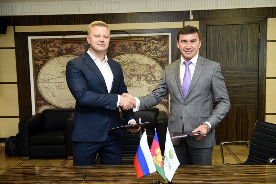 Управляющий Краснодарским отделением ПАО Сбербанк Андрей Орешко и глава муниципального образования Лабинский район Игорь Чагаев