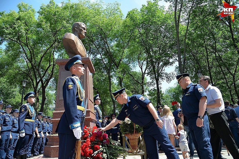 Памятник летчику в Воронеже