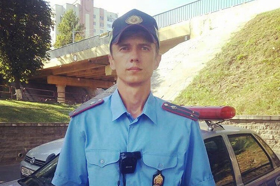 Лейтенант Алексей Дубин спас котенка, который забрался под капот машины и застрял там. Фото: УВД Витебского облисполкома.