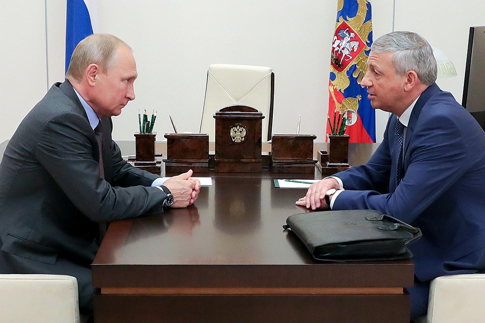 Президент РФ Владимир Путин и глава Республики Северная Осетия - Алания Вячеслав Битаров во время встречи в Ново-Огарево. ФОТО Михаил Климентьев/пресс-служба президента РФ/ТАСС