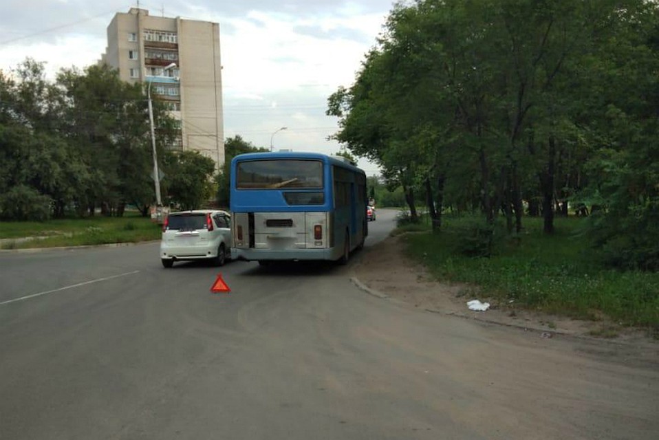В Хабаровске пассажирке резкого затормозившего автобуса вызвали скорую помощь