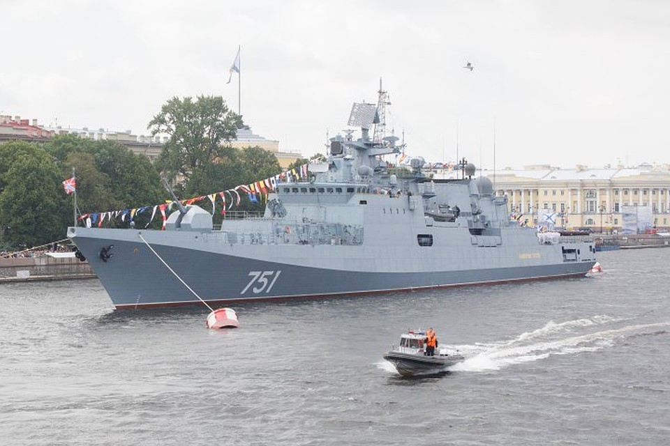 Сторожевой корабль «Адмирал Эссен» во время военно-морского парада в честь 320-й годовщины образования Военно-морского флота России