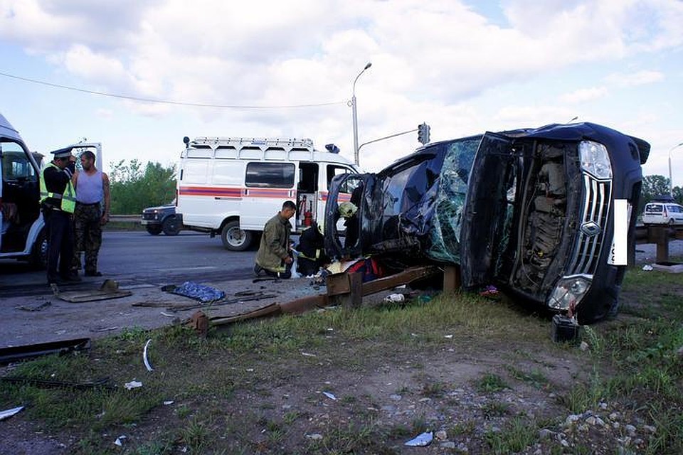 От удара один из автомобилей вылетел за пределы дороги