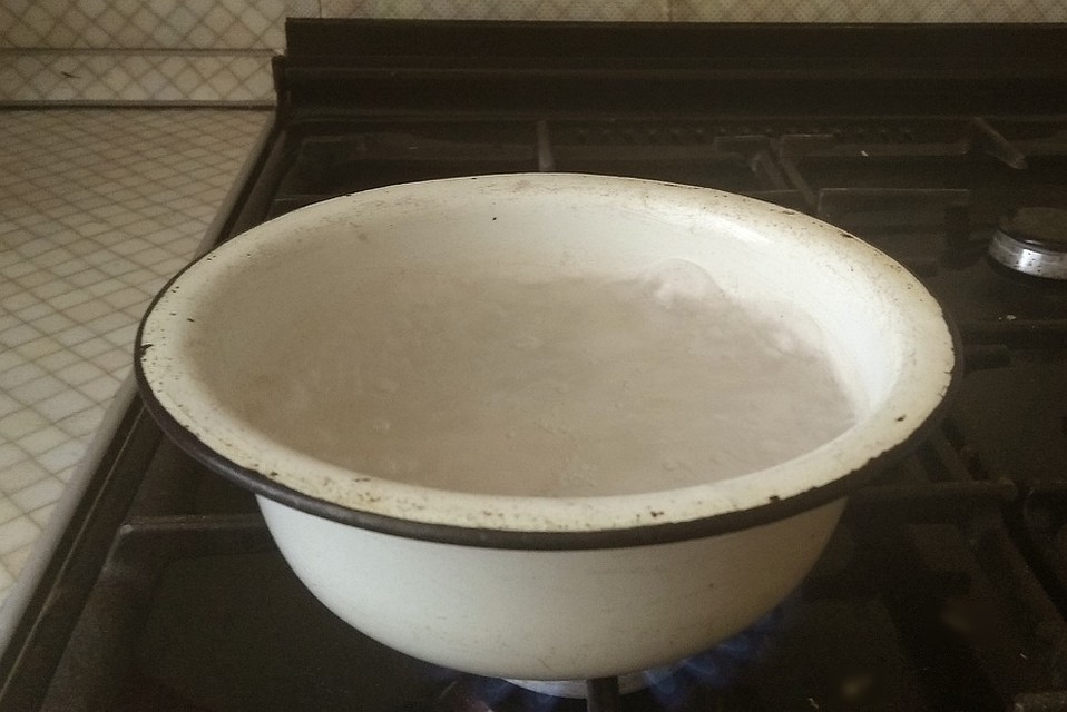 Когда отключают горячую воду, остается только одно - кипятить
