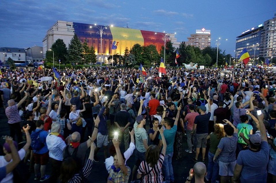 На площади Победы в Бухаресте начался новый антиправительственный митинг