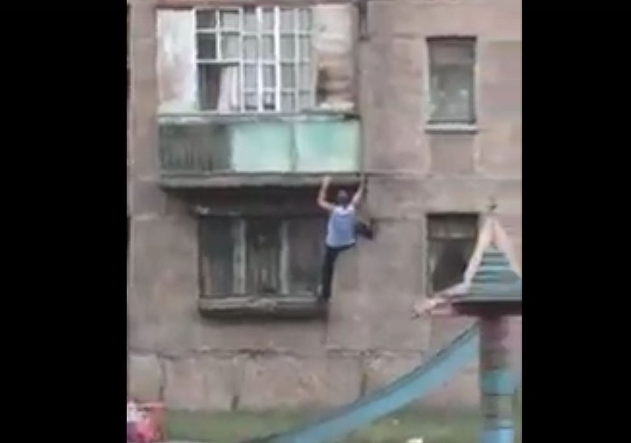 Магнитогорец карабкается к себе домой. Фото: соцсети