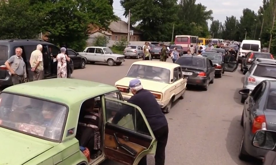 На выезде из Горловки в сторону Артемовска автобусы и автомобили стоят в три ряда. Фото: ВКонтакте