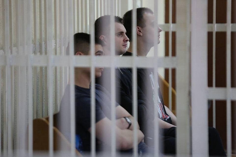 В доведении до самоубийства обвиняют трех сержантов. Свою вину они признают частично.