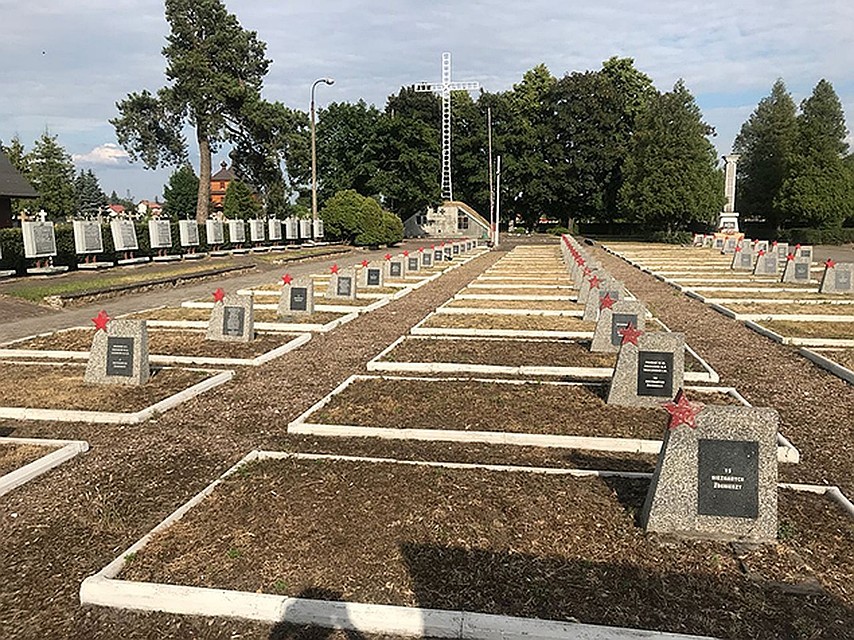 В Польше погибло более 600 тысяч советских солдат, поэтому такие кладбища с советской символикой можно встретить в каждом городе