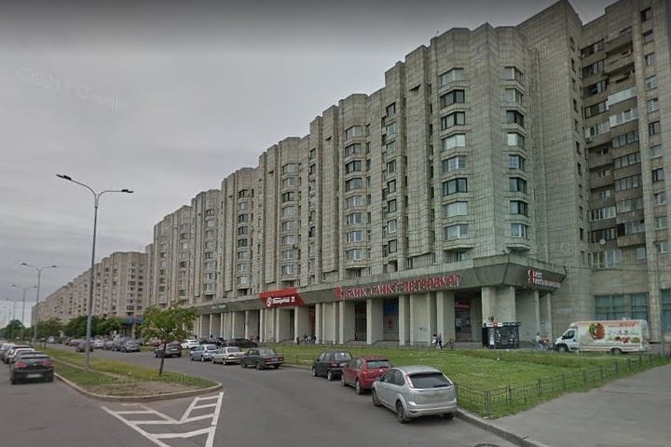 В Петербурге из окна выпал малыш, а за ним спрыгнули мать и отец. Фото: Google.Maps