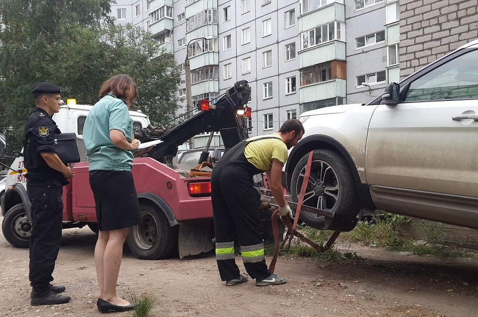 Машину должницы пытались увезти на эвакуаторе.