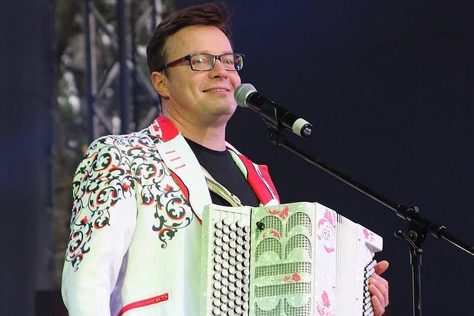 Баянист Сергей Войтенко.