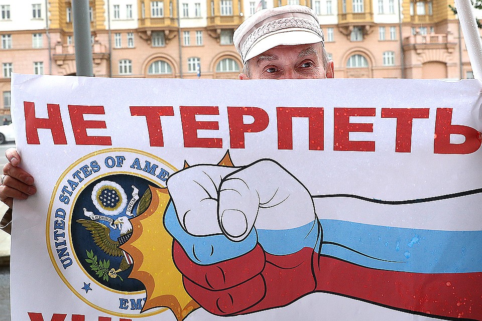 5 сентября 2017. Участник митинга КПРФ против враждебных действий американского руководства в отношении России и ее дипломатического корпуса возле посольства США. ФОТО Вячеслав Прокофьев/ТАСС