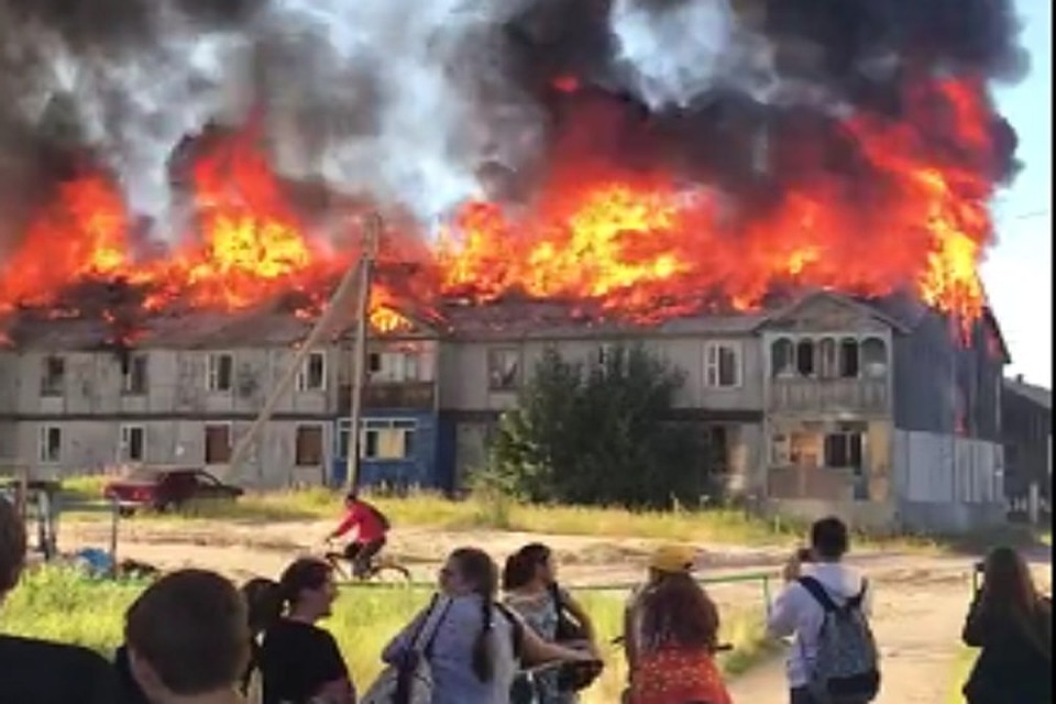 В Ноябрьске дотла сгорел деревянный многоквартирный дом Фото: vk.com