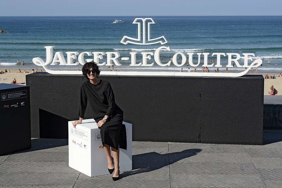 Актриса Пас Вега на фоне логотипа часовой компании Jaeger-LeCoultre