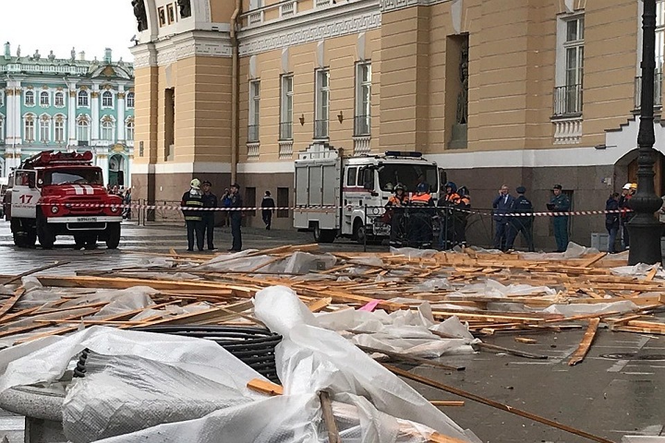 При обрушении лесов у Дворцовой площади пострадали два итальянских туриста.