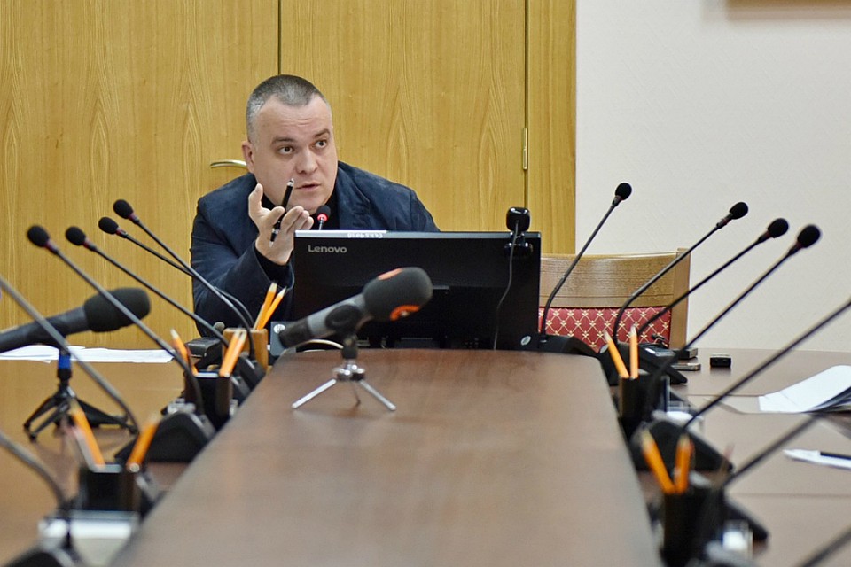 Илья Шульгин предложил всем управляющим компаниям заняться работой, а не жаловаться. Фото: администрация города Кирова